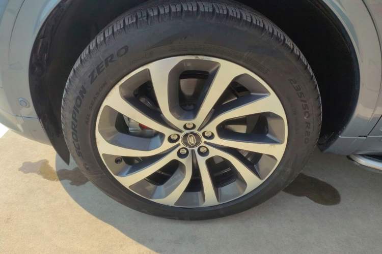 Used Land Rover Discovery Sport 2020 249 PS R-Dynamic Luxury Custom Edition Exterior 4