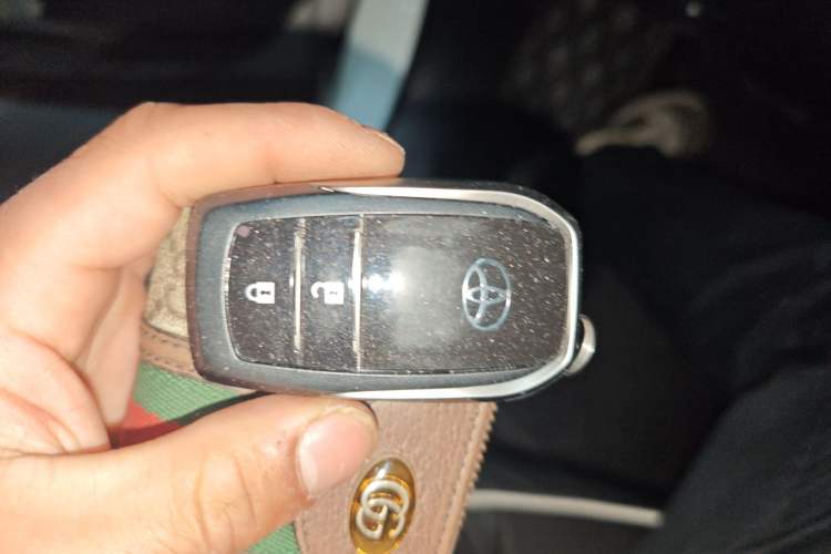 Used Toyota Highlander 2018 2.0T Four-Wheel Drive Luxury Version 7 Seats China VI Standard Vehicle Key