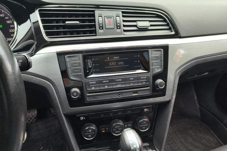 Used Volkswagen Lamando 2015 280TSI DSG Comfort Edition Audio And AC Panel