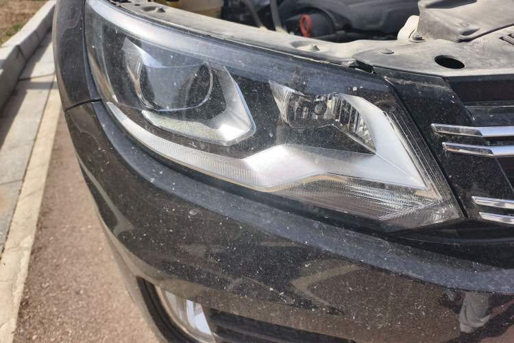 Used Volkswagen Tiguan 2015 1.8TSI Automatic All-Wheel-Drive Luxury Model Right Front Headlight