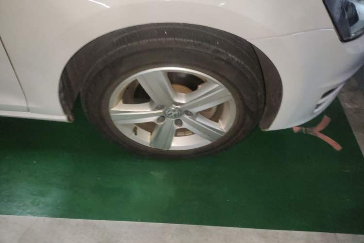 Used Volkswagen Golf 2016 1.6L Automatic Comfort Model Right Front Wheel Hub