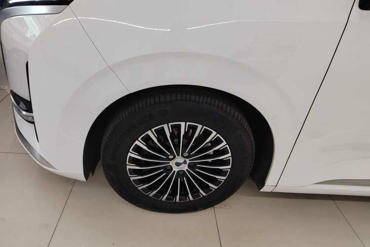 Used Denza D9 2022 DM-i 1040 Prestige Model Left Front Wheel Hub