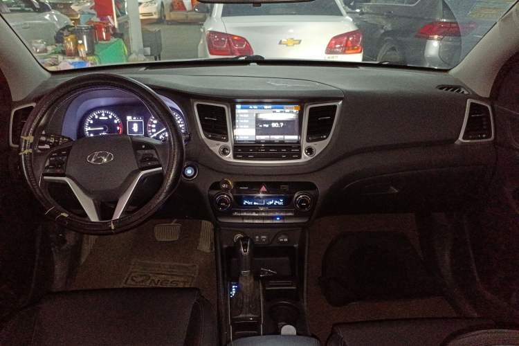 Used Hyundai Tucson 2015 1.6T Dual-Clutch Two-Wheel-Drive Smart Model Center Console