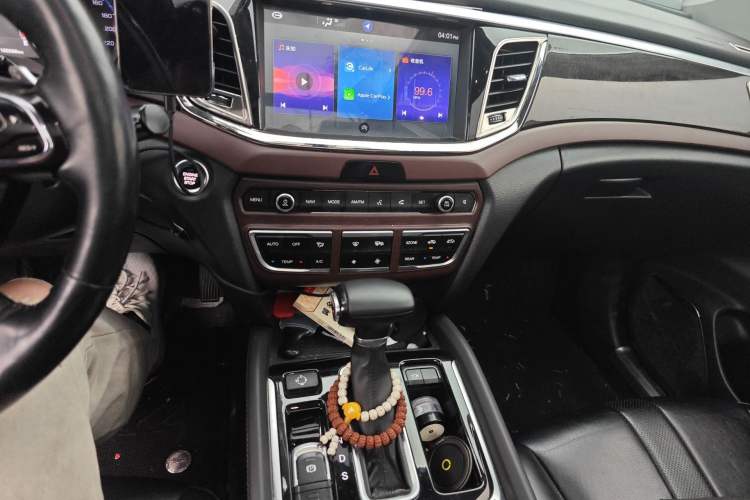 Used GAC Trumpchi GS8 2017 320T Two-Wheel Drive Luxury Smart Connectivity Version (7 Seats) Audio And AC Panel