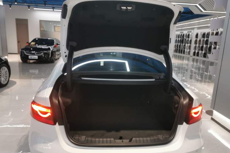 Used Jaguar XFL 2023 XFL 2.0T P200 Two-Wheel-Drive Elite Luxury Edition