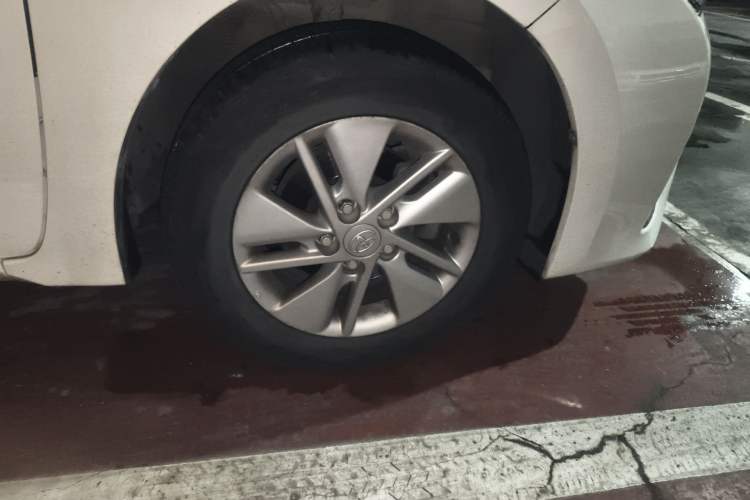 Used Toyota Corolla 2014 1.6L CVT GL Right Front Wheel Hub