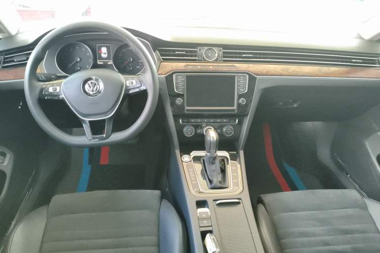 Used Volkswagen Magotan 2017 330TSI DSG Luxury Model Center Console