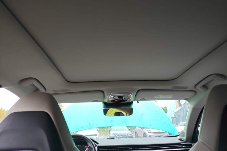 Used Lynk & Co 05 2022 2.0T Two-Wheel Drive Shine Halo Headliner