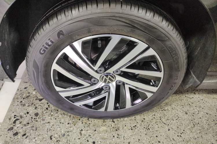Used Volkswagen Lavida 2024 300TSI DSG Starry Sky Leading Edition Right Rear Wheel Hub
