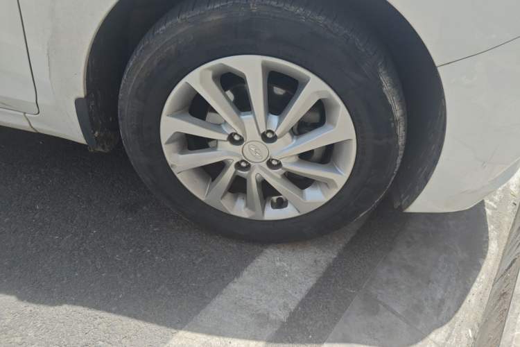 Used Hyundai Verna (new generation) 2016 1.4L Manual Cool Edition GLS Right Front Wheel Hub