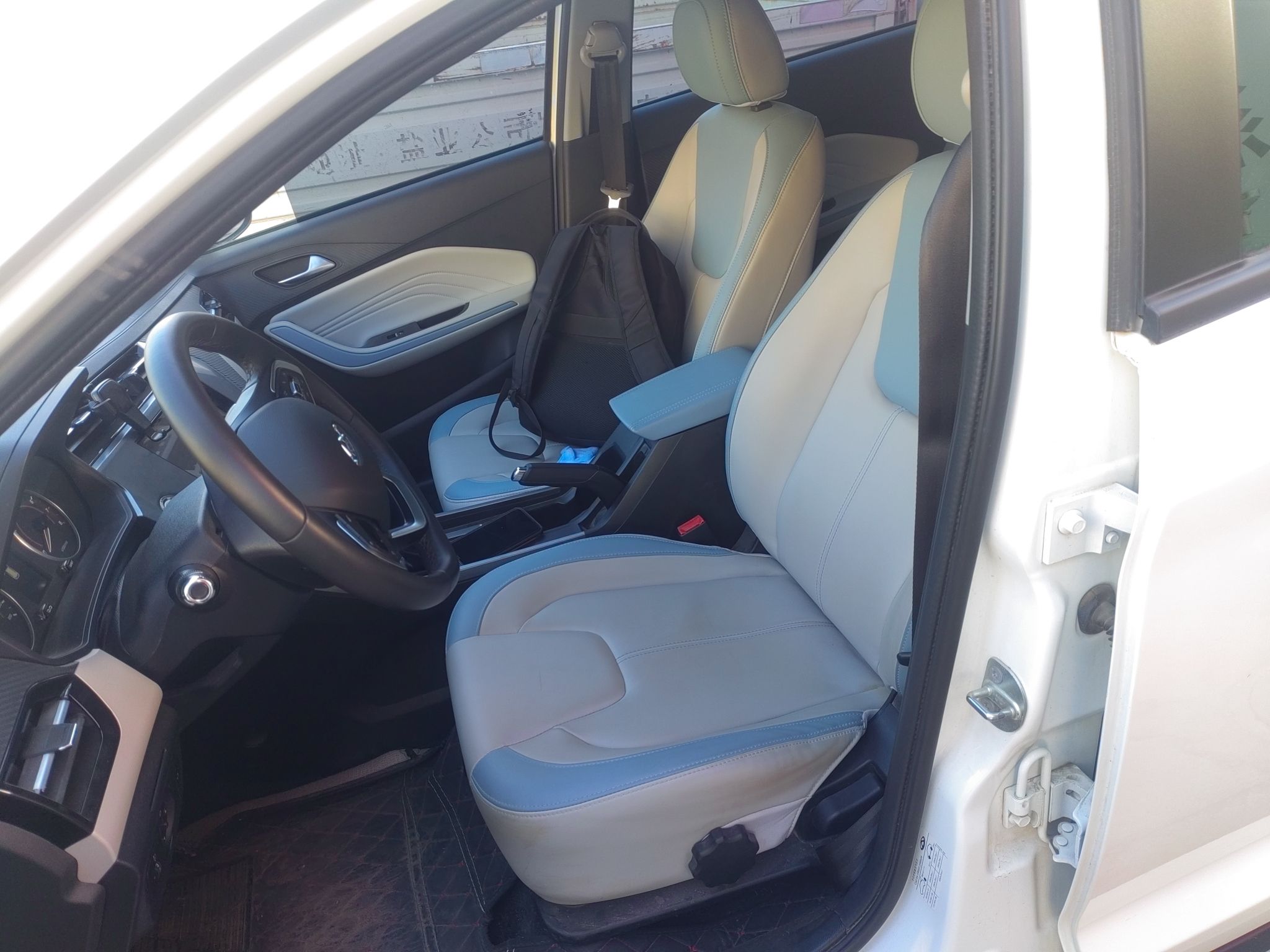 المقاعد الأمامية داخل السيارة