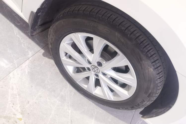 Used Volkswagen Lavida 2017 1.6L Automatic Comfort Edition Right Front Wheel Hub