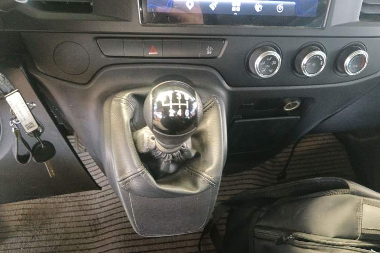 Used JMC Fushun 2023 2.0T Manual Short Wheelbase Low-Roof Commercial Multi-Purpose Passenger Vehicle 6 Seats with Lift-Up Tailgate
