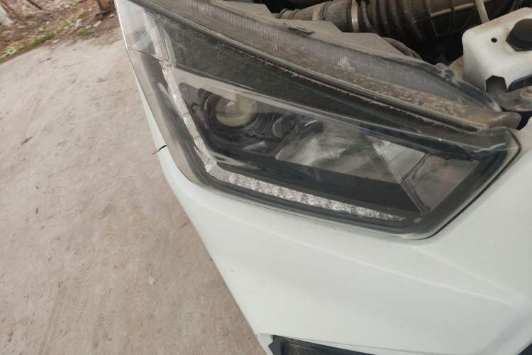 Used JMC Transit 2019 2.8T Commercial Version Long Wheelbase Mid-Roof 6-Seater Rear Single Tire China VI Emission Standard – JX493 Right Front Headlight