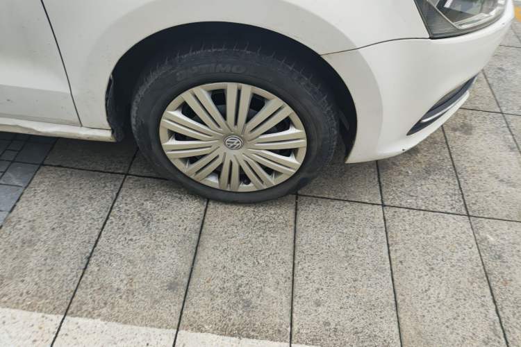 Used Volkswagen Polo 2016 1.6L Automatic Comfort Model Right Front Wheel Hub