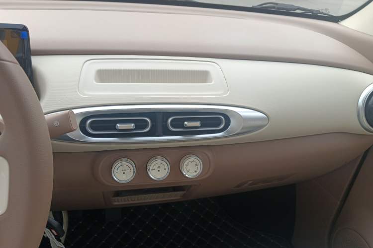 Used Wuling Hongguang MINIEV 2025 Four-Door Version Advanced Edition Audio And AC Panel