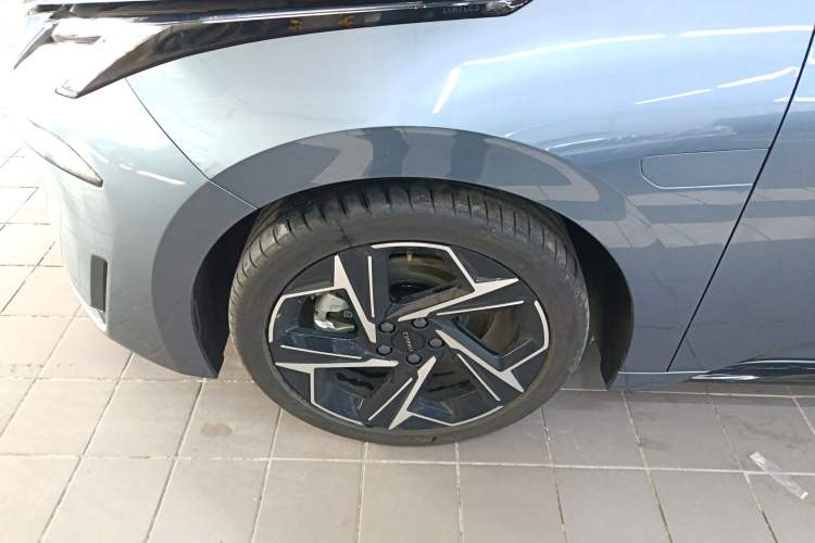 Used Lynk & Co 07 2024 EM-P 126 Long-Range Ultra Left Front Wheel Hub