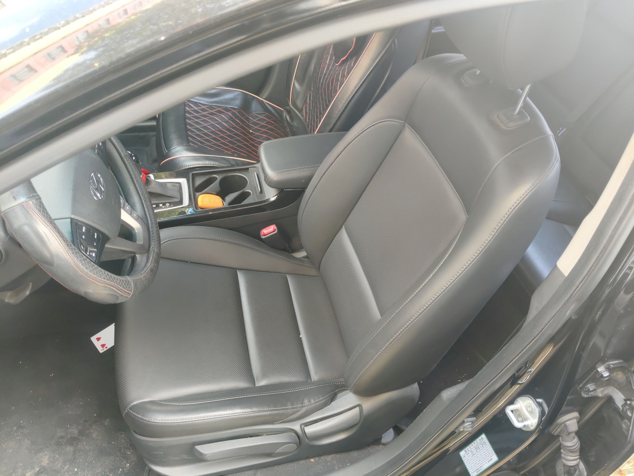 المقاعد الأمامية داخل السيارة