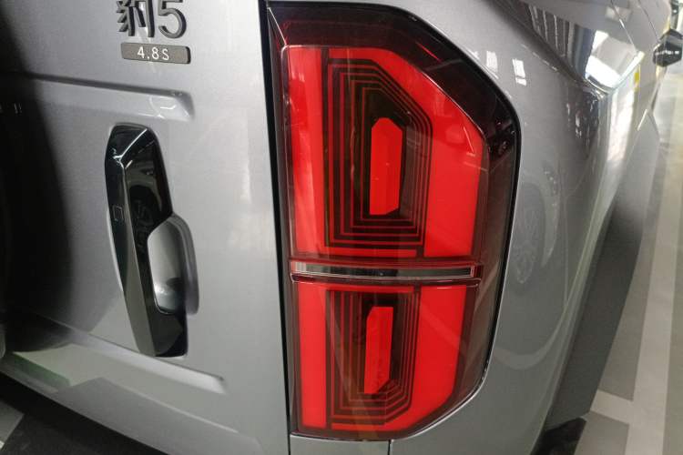 Used Formula Leopard Leopard 5 2023 Navigator Edition
