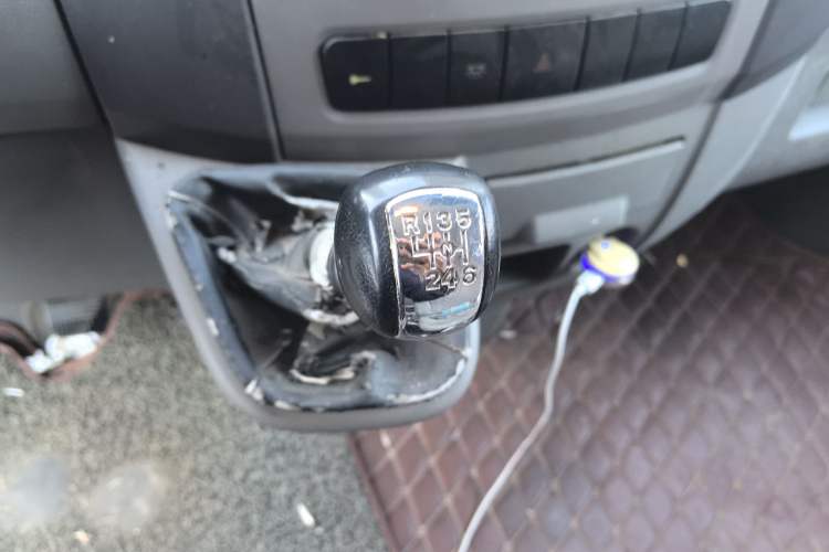 Used Dongfeng Yufeng Yufeng 2015 2.5T Lingyun Edition Yulibao standard-equipped long-wheelbase mid-roof ZD25
