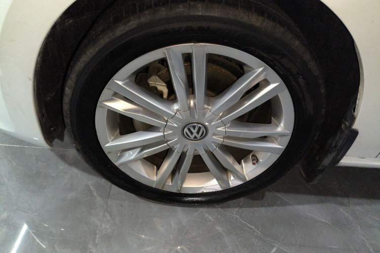 Used Volkswagen Golf Sportsvan 2016 280TSI Automatic Luxury Model Left Front Wheel Hub