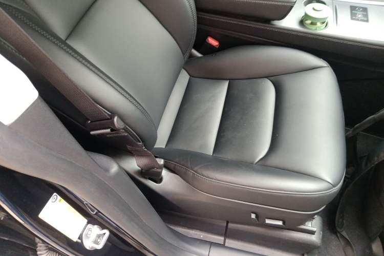 Used Tesla Model Y 2023 Rear-Wheel-Drive Version Right Front Seat