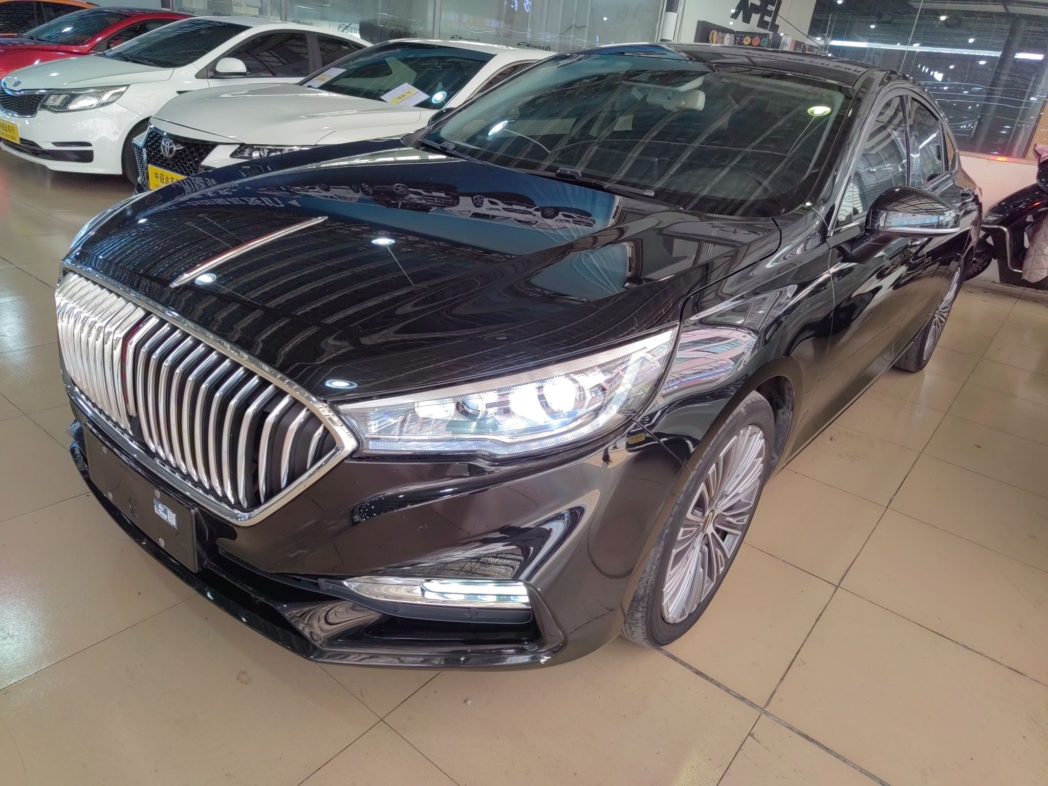 تحت مقدمة السيارة