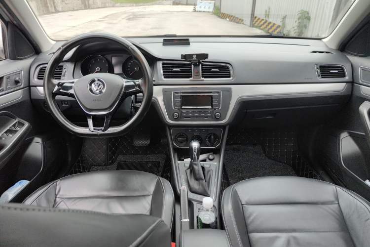 Used Volkswagen Gran Lavida 2015 1.6L Automatic Comfort Edition Center Console