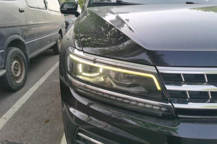 Used Volkswagen Tiguan L 2019 380TSI Automatic All-Wheel Drive Luxury Edition with 7 Seats China VI Standard Right Front Headlight