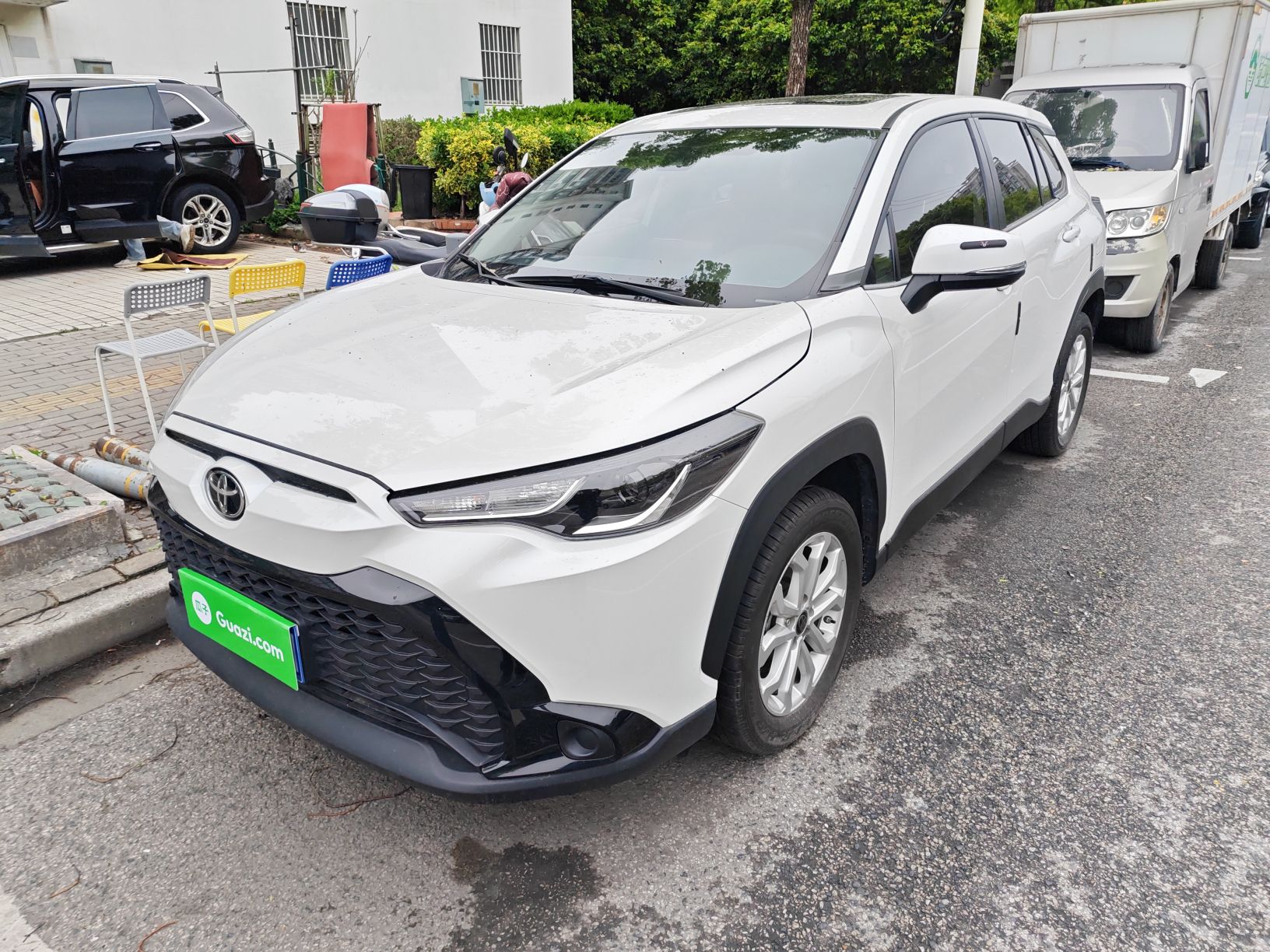 تحت مقدمة السيارة