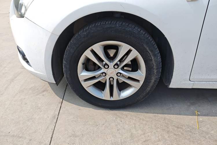 Used Chevrolet Cruze 2013 Hatchback 1.6L Manual Luxury Model Exterior 4