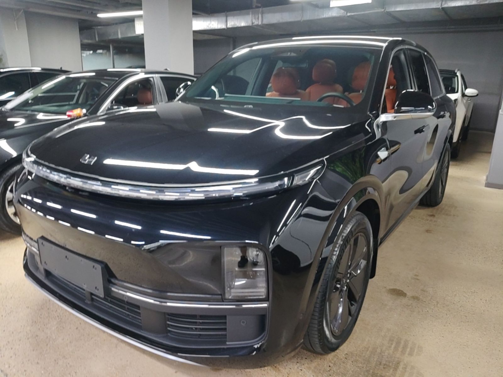 Под передней частью автомобиля