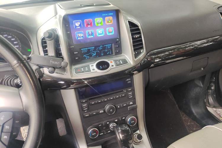 Used Chevrolet Captiva 2015 2.4L 4x4 Flagship Edition 7-Seater
