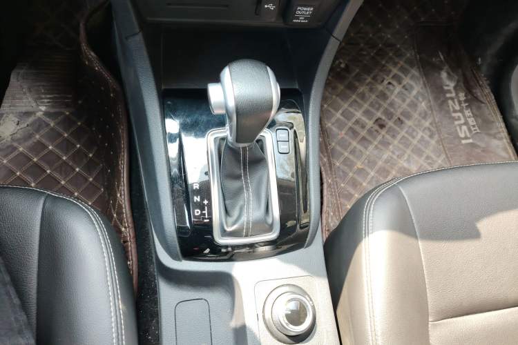 Used Isuzu D-MAX 2022 2.5T Four-Wheel Drive Automatic Diesel Ultra-Luxury Edition JE4D25Q6A
