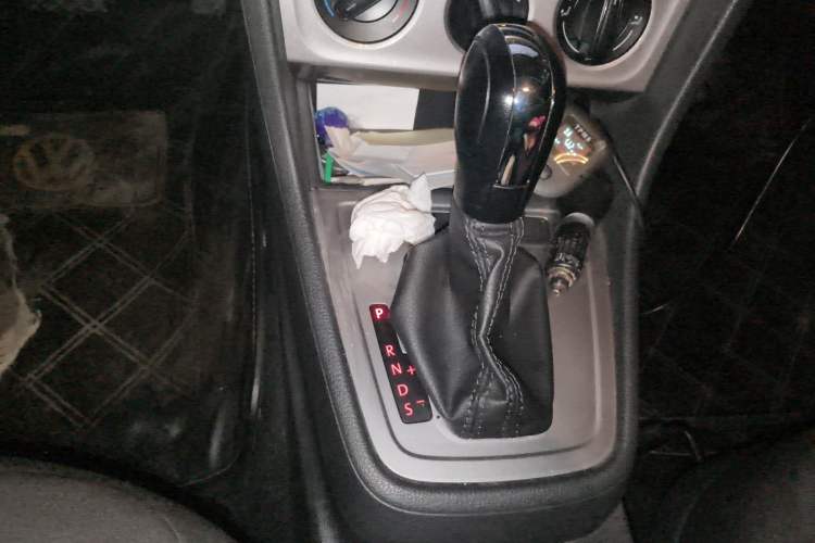 Used Volkswagen Lavida 2013 Revised Classic 1.6L Automatic Fashion Edition Gear Lever