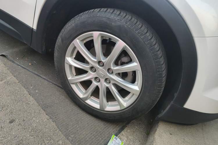 Used Cadillac XT4 2018 28T Two-Wheel Drive Tech Version Right Front Wheel Hub