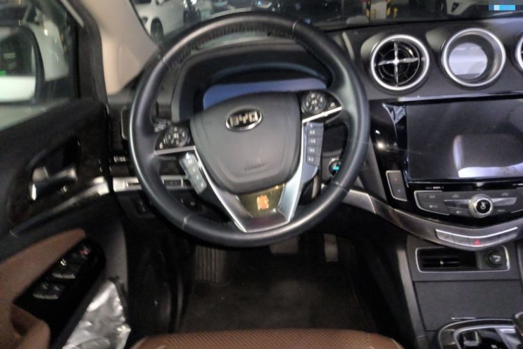 Used BYD Tang New Energy 2015 2.0T Four-Wheel-Drive Flagship Model
