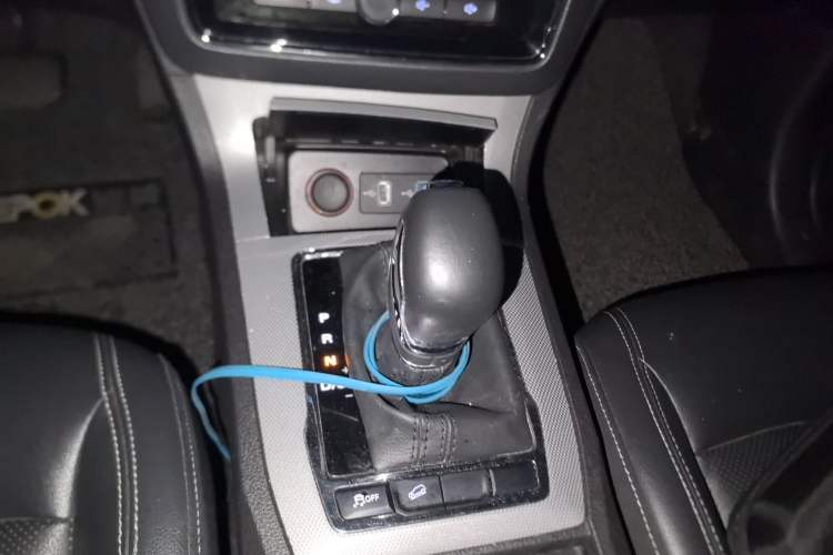 Used Roewe RX5 2019 20T Two-Wheel Drive Automatic Ali Smart Connectivity Platinum Edition Gear Lever