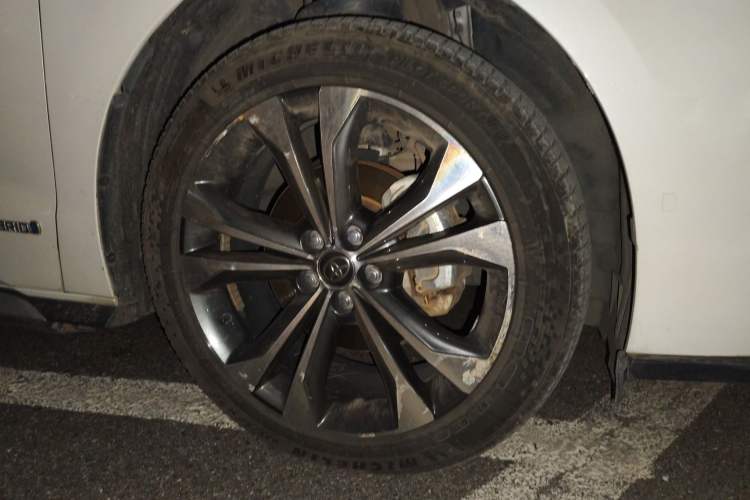 Used Toyota Granvia 2023 2.5L Hybrid Prestige VIP Edition Right Front Wheel Hub