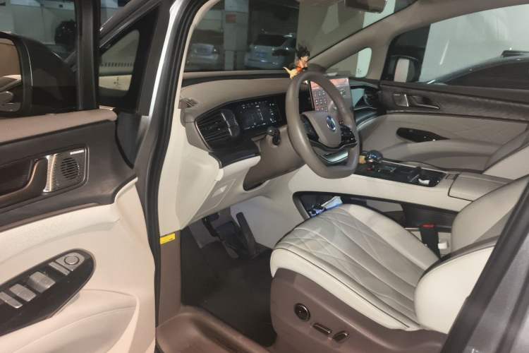 Used Denza D9 2022 DM-i 1040 Prestige Model
