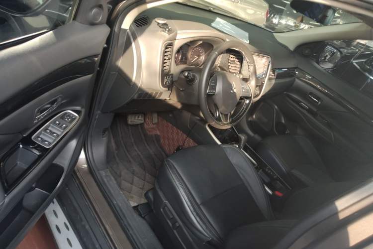 Used Mitsubishi Outlander 2019 2.0L Two-Wheel Drive Comfort Edition 7-Seater China VI Standard