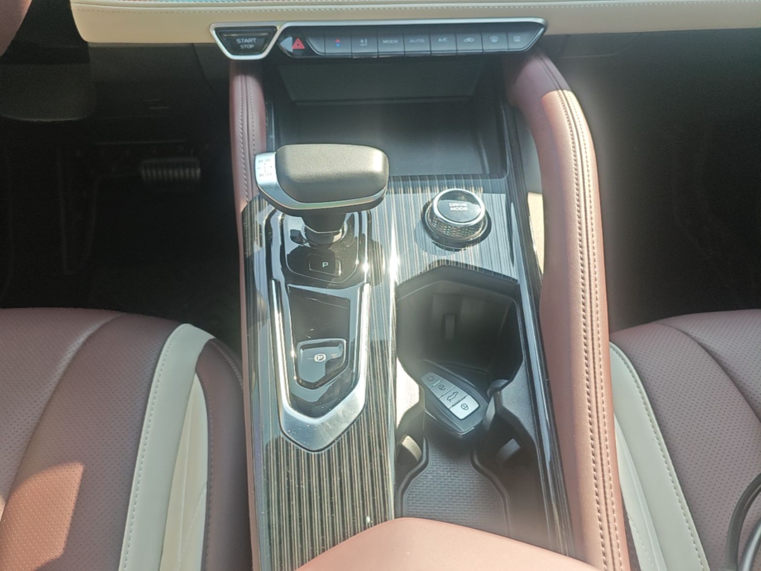 Geely Auto Monjaro L 2021 2.0TD DCT EVO Two-Wheel Drive Prestige Version — снимка 16