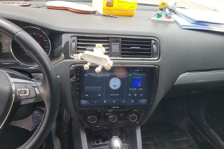 Used Volkswagen Sagitar 2017 230TSI Automatic Comfort Version Audio And AC Panel