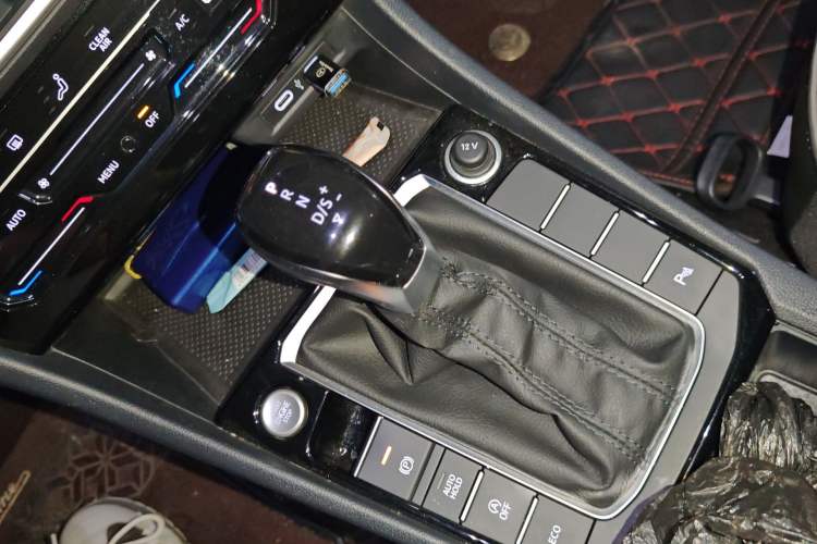 Used Volkswagen Sagitar 2023 280TSI DSG Beyond Lite Edition Gear Lever