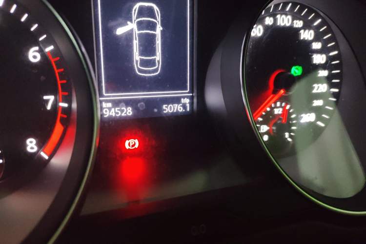 Used Volkswagen Magotan 2018 Facelift 330TSI DSG Luxury Model Odometer Close Up