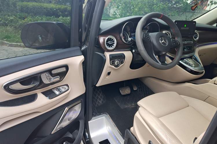 Used Mercedes-Benz V-Class 2022 V 260 Avantgarde Edition
