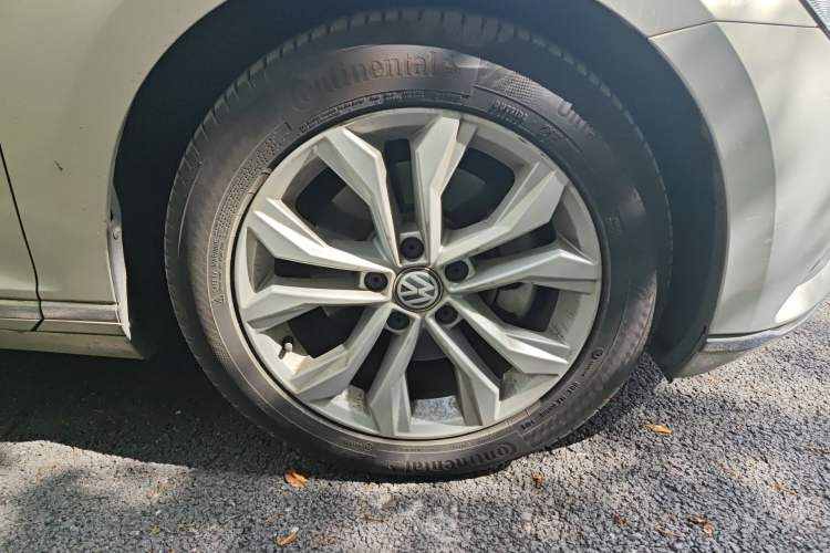 Used Volkswagen Magotan 2018 Facelift 330TSI DSG Luxury Model Right Front Wheel Hub