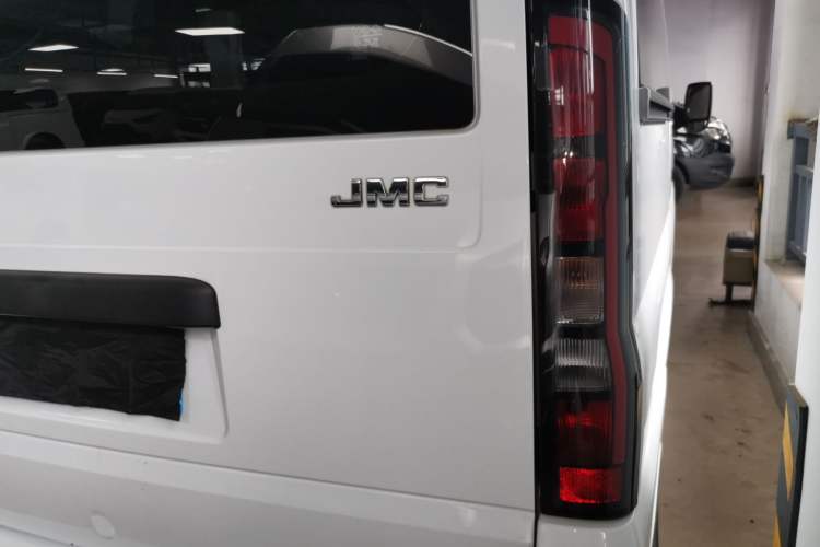 Used JMC Fushun 2022 2.0T Manual Multi-Function Passenger Vehicle Short Wheelbase Low Roof 6-Seater