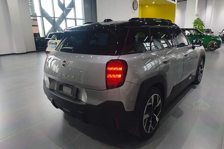 Used MINI Electric ACEMAN 2024 E Classic Edition Rear Right 45 Deg