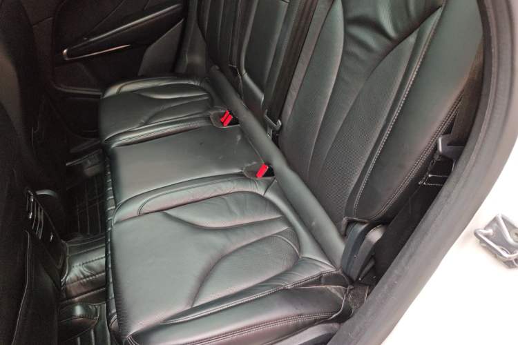 Used Lincoln MKC 2016 2.0T Four-Wheel Drive Prestige Edition Left Rear Seat